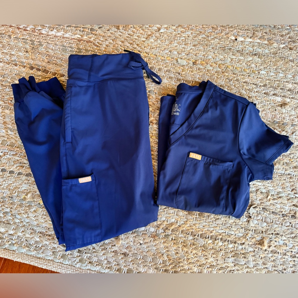 Alta navy blue scrub set size small. Jogger and v neck top with side zip pockets